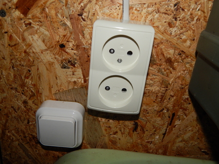 Connecting the electrical power wire to the house