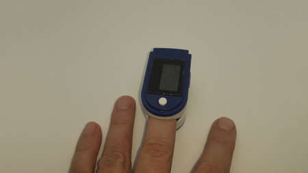 Pulse oximeter device for measuring blood the oxygen level