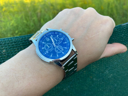 Quartz watch for orientation on the ground