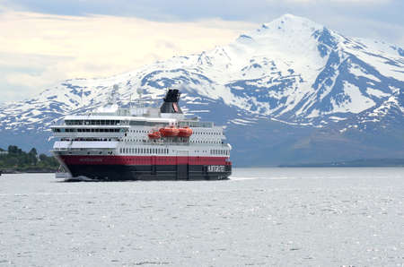 the ship hurtigruten entering tromsoe harbourのeditorial素材