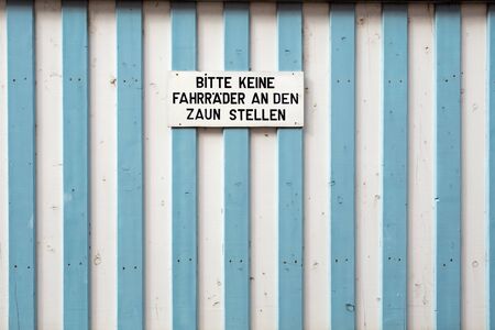 German sign that says please do not put bicycles on the fenceの写真素材