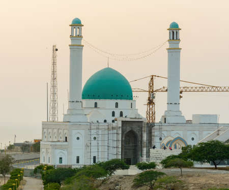 chabahar, iran 27 october 2021, a white mosque with green top in chabahar, iranのeditorial素材