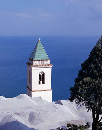 Whitewashed church overlooking the sea, Lone, Amalfi Coast, Campania,  Italy, Europe の写真素材