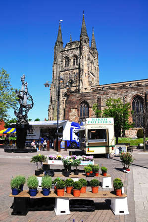 Tamworth, United Kingdom - May 17, 2014 - St Edithas church and street market, Tamworth, Staffs, UK のeditorial素材