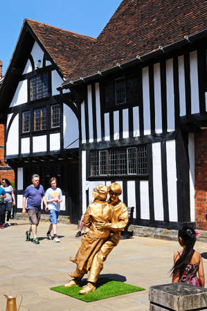Stratford-upon-Avon, UK - May 18, 2014 - John and Yoko mime artists in Henley Street, Stratford-Upon-Avon, Warwickshire, England, UK, Western Europe のeditorial素材