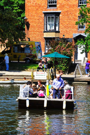 Stratford-upon-Avon, UK - May 18, 2014 - Foot ferry crossing the River Avon, Stratford-Upon-Avon, Warwickshire, England, UK, Western Europe のeditorial素材