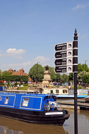 Stratford-upon-Avon, UK - May 18, 2014 - Canal mileage signpost and narrowboat in the canal basin, Stratford-Upon-Avon, Warwickshire, England, United Kingdom, Western Europe のeditorial素材