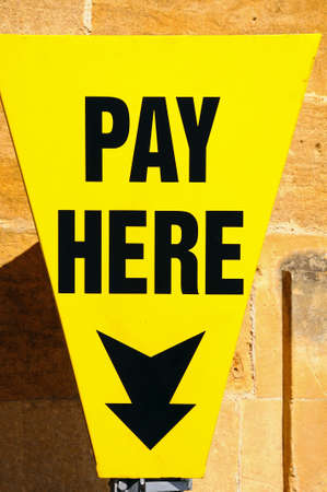 Yellow Pay Here sign, Chipping Campden, Gloucestershire, England, UK, Western Europe の写真素材