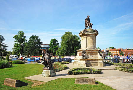 Stratford-upon-Avon, United Kingdom - June 12, 2014 - Statue of William Shakespeare sitting on top of the Gower Memorial with the Royal Shakespeare Theatre to the rear, Stratford-upon-Avon, Warwickshire, England, UK, Western Europe   のeditorial素材