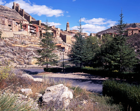 View of the town and church spire with castle wall to the rear, Albarracin, Teruel Province, Aragon, Spain, Western Europe.のeditorial素材