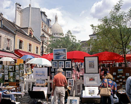 Stalls selling paintings in the Place du Tertre with the Sacre Coeur to the rear, Paris, France, Western Europe.のeditorial素材