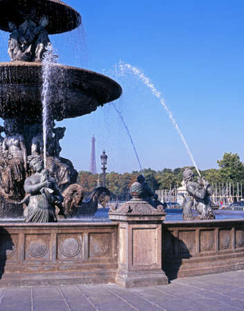 Fountain in the Place de la Concorde with the Eiffel tower to the rear, Paris, France, Western Europe.のeditorial素材