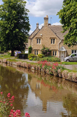 Cotswold cottages alongside the river Eye, Lower Slaughter, Cotswolds, Gloucestershire, England, UK, Western Europe.のeditorial素材