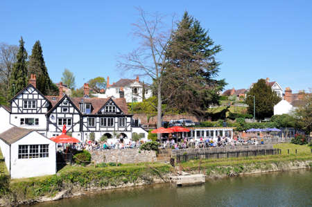 People having lunch outside The Boathouse Pub alongside the River Severn, Shrewsbury, Shropshire, England, UK, Western Europe.のeditorial素材