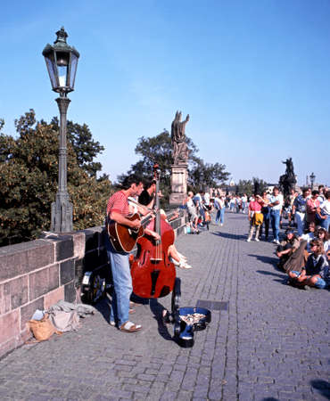 Tourists listening to street musicians on Charles Bridge, Prague, Czech Republic, Central Europe.のeditorial素材