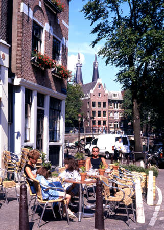 People relaxing at a pavement cafe along Prinsengracht, Amsterdam, Holland, Netherlands, Europe.のeditorial素材
