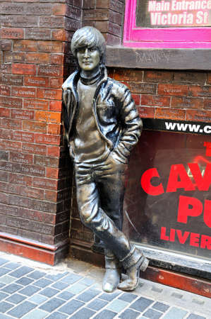 Statue of John Lennon by the Cavern Club along Mathew Street, The Cavern Quarter, Liverpool, Merseyside, England, UK, Western Europe.のeditorial素材