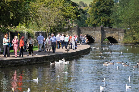 View along the River Wye towards the medieval bridge, Bakewell, Derbyshire, England, UK, Western Europe.のeditorial素材