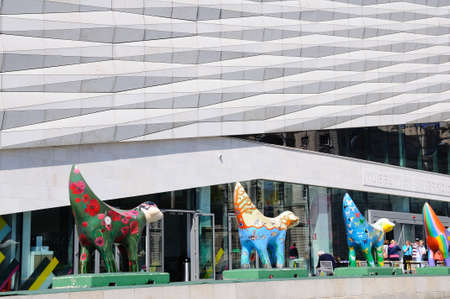 The Museum of Liverpool building at Pier Head with four Superlambananas in the foreground, Liverpool, Merseyside, England, UK, Western Europe.のeditorial素材