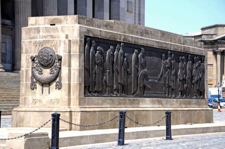 The Liverpool Cenotaph Great War Memorial by St Georges Hall, Liverpool, Merseyside, England, UK, Western Europe.のeditorial素材