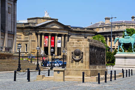 The Liverpool Cenotaph Great War Memorial with the Walker Art Gallery to the rear, Liverpool, Merseyside, England, UK, Western Europe.のeditorial素材