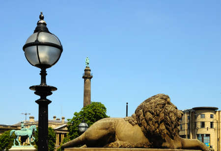Lion statue outside St Georges Hall with Wellingtons Column to the rear, Liverpool, Merseyside, England, UK, Western Europe.のeditorial素材