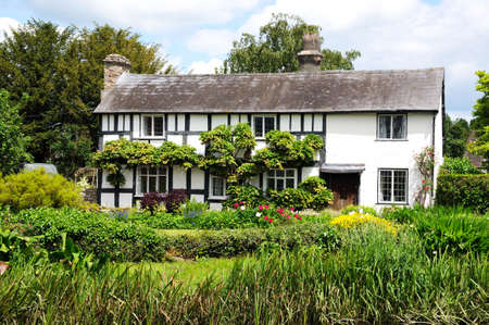 Black and white timbered cottage with pretty gardens, Eardisland, Herefordshire, England, UK, Western Europe.のeditorial素材