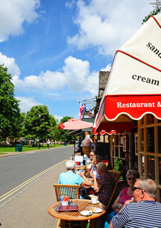 Pavement cafe in the village centre, Bourton on the Water, Gloucestershire, England, UK, Western Europe.のeditorial素材