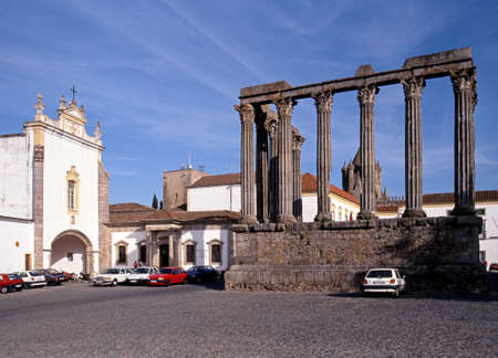 View of the Pousada dos Loios and the Roman Temple of Diana, Evora, Portugal, Europeのeditorial素材