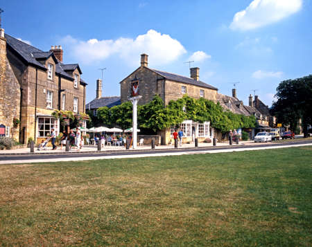 Pavement cafe outside the Swan Hotel along the High Street, Broadway, Worcestershire, Cotswolds, England, United Kingdom, Western Europe.のeditorial素材