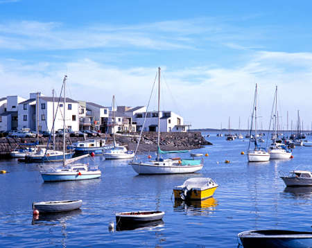 Traditional fishing boats and yachts in the harbour, Porthmadog, Gwynedd, Wales, UK, Western Europe.のeditorial素材