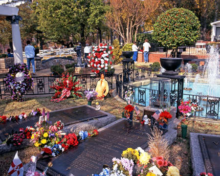 Elvis Presleys grave in the remembrance garden at Graceland, the home of Elvis Presley, Memphis, Tennessee, United States of America.のeditorial素材