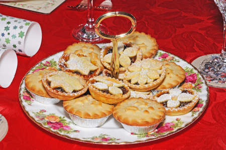 A selection of homemade and shop bought English mince pies on a decorative plate, England, UK, Western Europe.の写真素材