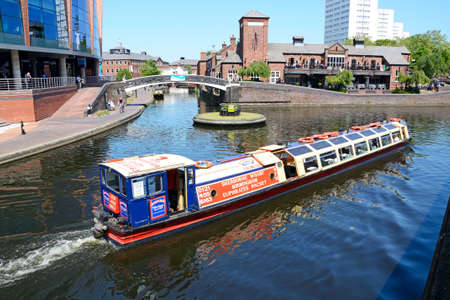 View of The Malt House pub at Old Turn Junction with a tour boat in the foreground, Birmingham, England, UK, Western Europe.のeditorial素材