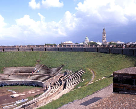 Elevated view of the Roman Theatre ruin with modern buildings to the rear, Pompeii, Campania, Italy, Europe.のeditorial素材