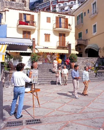 Artist painting on the beach promenade, Positano, Amalfi Coast, Italy, Europe.のeditorial素材