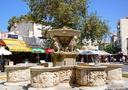 View of the Morosini fountain in Lions Square in the city centre, Heraklion, Crete, Greece, Europe.のeditorial素材