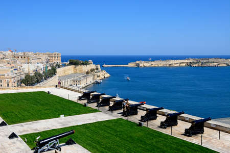 The Saluting Battery seen from the Upper Barrakka Gardens with views over the bay towards Fort Rikasoli, Valletta, Malta, Europe.のeditorial素材