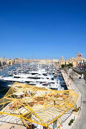 Elevated view of Vittoriosa waterfront and marina with views towards Senglea and Valletta, Vittoriosa (Birgu), Malta, Europe.のeditorial素材