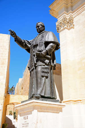 Statue of Papa Piju IX in front of the Cathedral within the citadel in Cathedral Square, Victoria (Rabat), Gozo, Malta, Europe.のeditorial素材