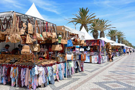 Market stalls along the Avenida dos Descobrimentos with tourists enjoying the setting, Lagos, Algarve, Portugal, Europe.のeditorial素材