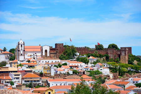 View of the town with the castle and cathedral to the rear, Silves, Portugal, Europe.の写真素材