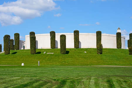 Side view of the Armed Forces Memorial with shaped trees in the foreground, National Memorial Arboretum, Alrewas, Staffordshire, England, UK, Western Europe.のeditorial素材