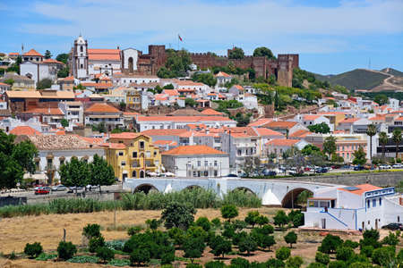 Elevated view of the white town with the castle to the right hand side, Silves, Portugal, Europe.のeditorial素材