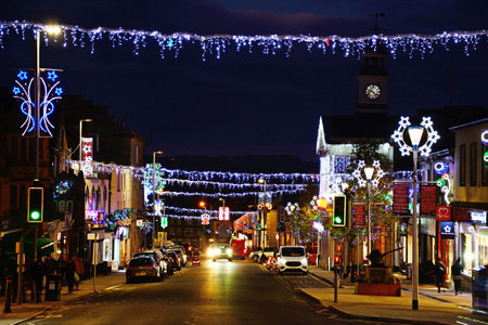CHARD, UK - DECEMBER 07, 2022 - View along the High Street and Fore Street with pretty Christmas decorations lit up at night, Chard, Somerset, UK, Europe, December 07, 2022.のeditorial素材