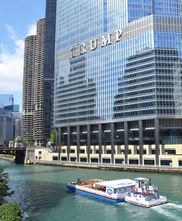 Chicago River and downtown Chicago, Illinoisのeditorial素材