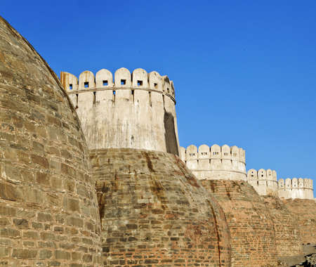 Exterior walls of Kumbhalghar Fort built in the 9th century and of Indian historical significance, turrets and public footpath and curved features to towersのeditorial素材