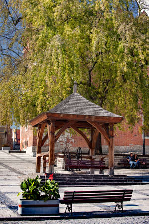 SANDOMIERZ, POLAND - OCTOBER 05, 2015: historic well on the market of the old town of Sandomierz.のeditorial素材