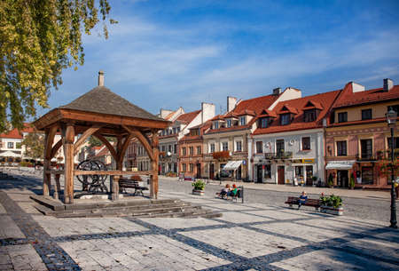 SANDOMIERZ, POLAND - OCTOBER 05, 2015: historic well on the market of the old town of Sandomierz.のeditorial素材