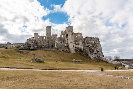 OGRODZIENIEC, POLAND - FEBRUARY 27, 2022: Ruins of the Ogrodzieniec castle with tourists visiting the historic building.のeditorial素材